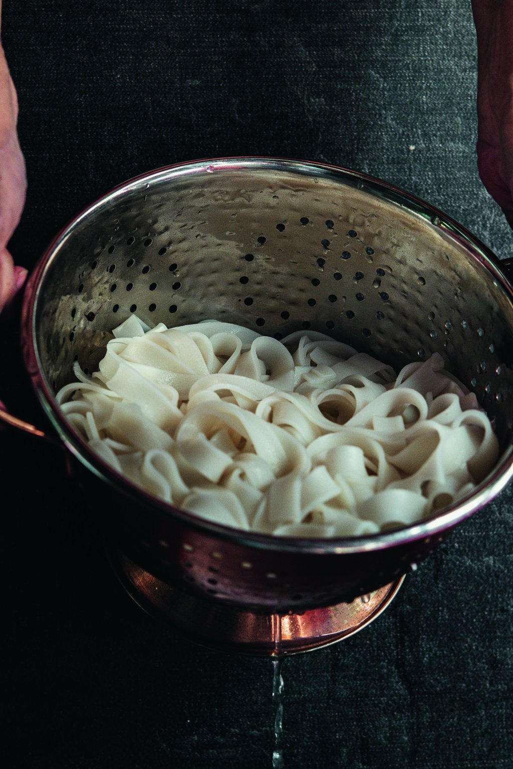 A massa seca de arroz tipo talharim é um dos ingredientes do pad thai de mignon suíno