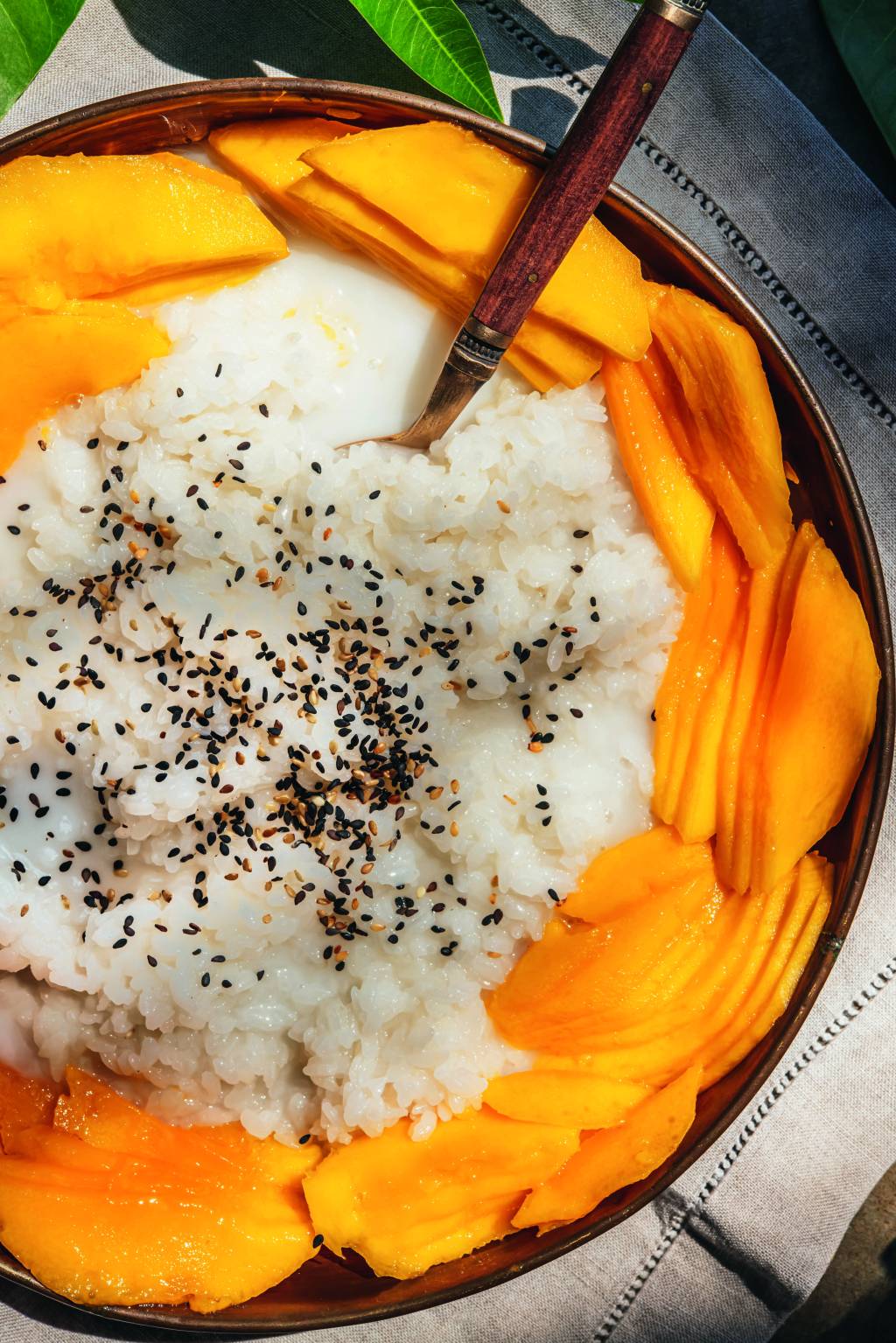 Arroz doce tailandês com coco e manga