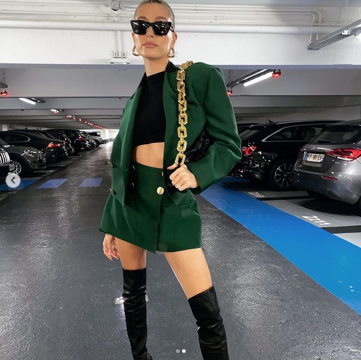 Hailey Bieber Aprenda a montar looks estilosos com peças de alfaiataria e esportivas