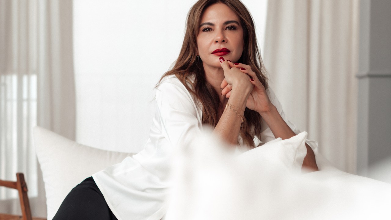 Luciana Gimenez posa para a câmera