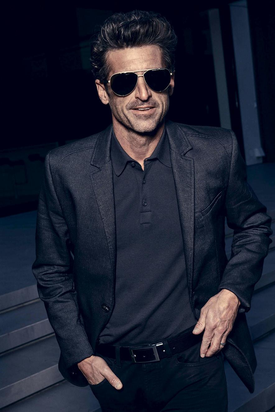 Patrick Dempsey de terno e &oacute;culos escuros