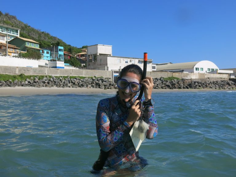 Amana Garrido, a bióloga que conduz um estudo pioneiro de corais no país