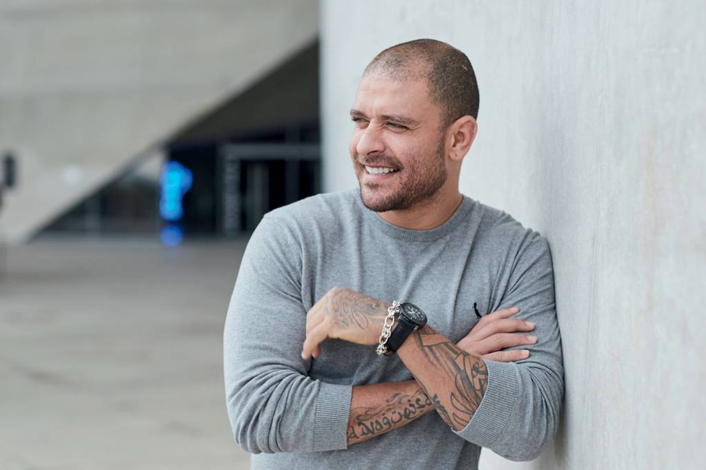 Além da música, Diogo Nogueira se recompõe e encanta na cozinha e no surfe