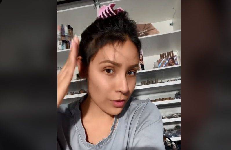 Com bom humor, influenciadora mostra queda de cabelo pós-parto