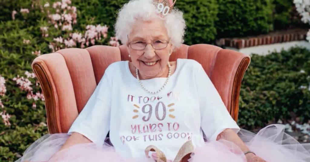 Rainha! As fotos dos 90 anos dessa vovó da “realeza” são encantadoras