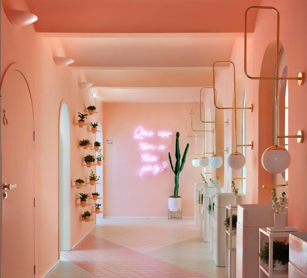 Cor pêssego: a tonalidade volta a ser tendência no décor