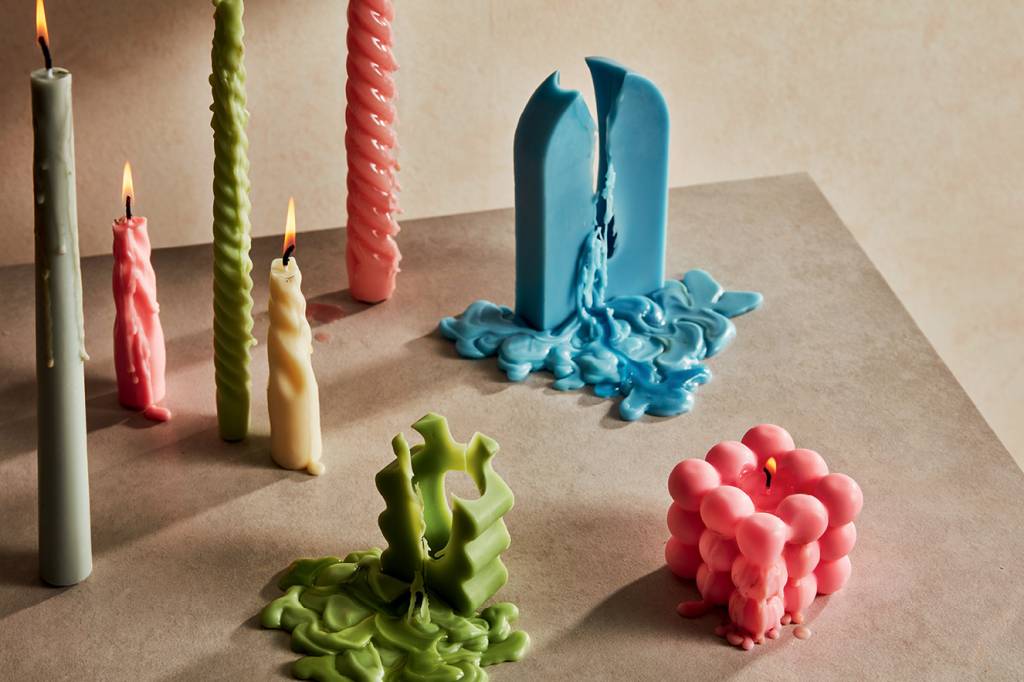Velas coloridas e castiçais despojados são febre na decoração. Vem ver!