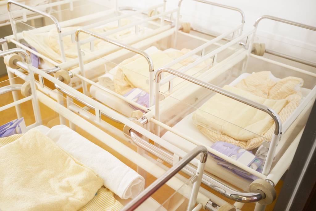 Mulher tenta sequestrar bebê e alega sofrer com depressão pós-aborto