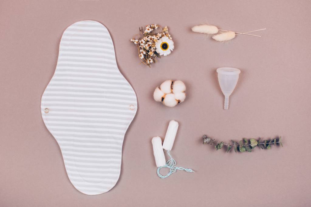 Absorventes biodegradáveis e coletores menstruais: como reduzir o impacto ambiental