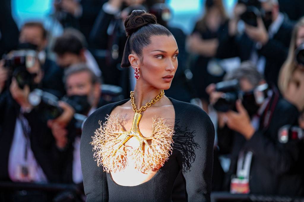Curte brilho e transparência? Inspire-se nos looks das estrelas em Cannes
