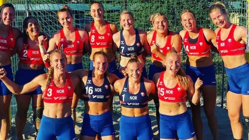 Atletas norueguesas de handebol de praia são multadas por uso de short