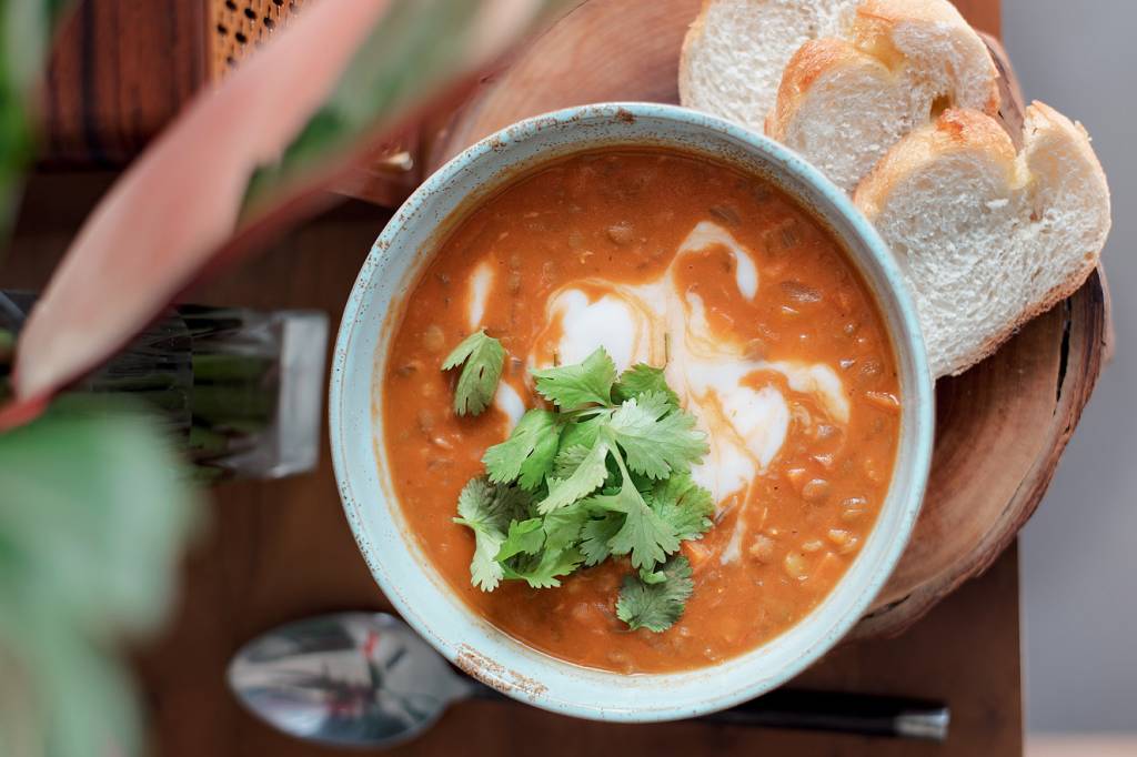 Sopa de lentilha e curry