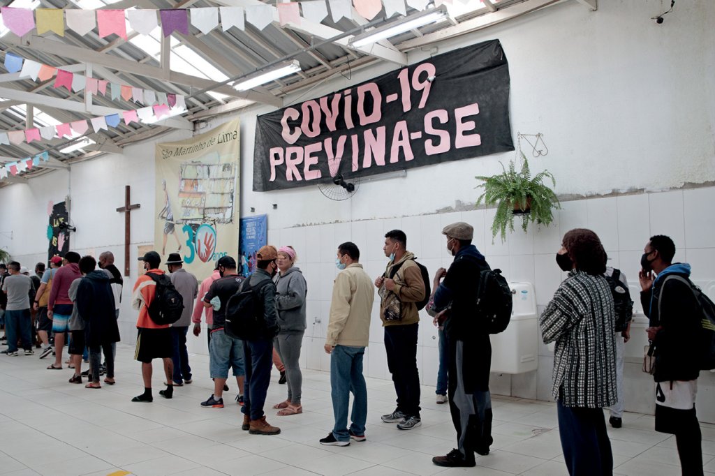 fila de pessoas para retirar comida