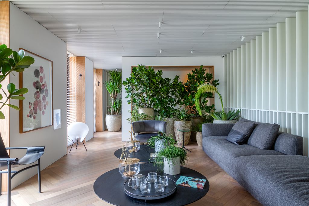casa-cor-sc-Tufi Mousse – Casa dos Pássaros – CASACOR Santa Catarina 2021 Sala de estar com plantas e sofá cinza