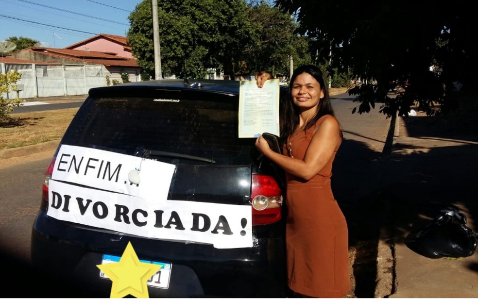 Professora comemora divórcio com faixa em carro