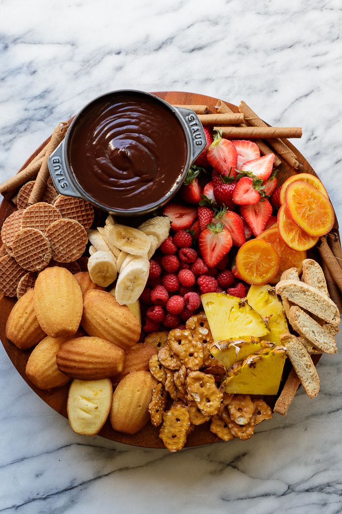 Fondue de chocolate com t&aacute;bua de frutas e bolachas