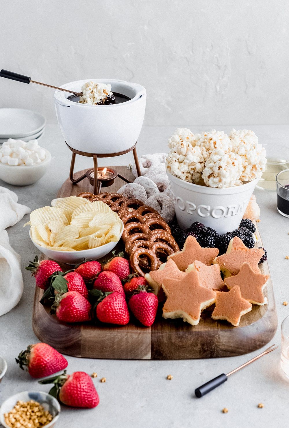Fondue de chocolate com frutas e bolos