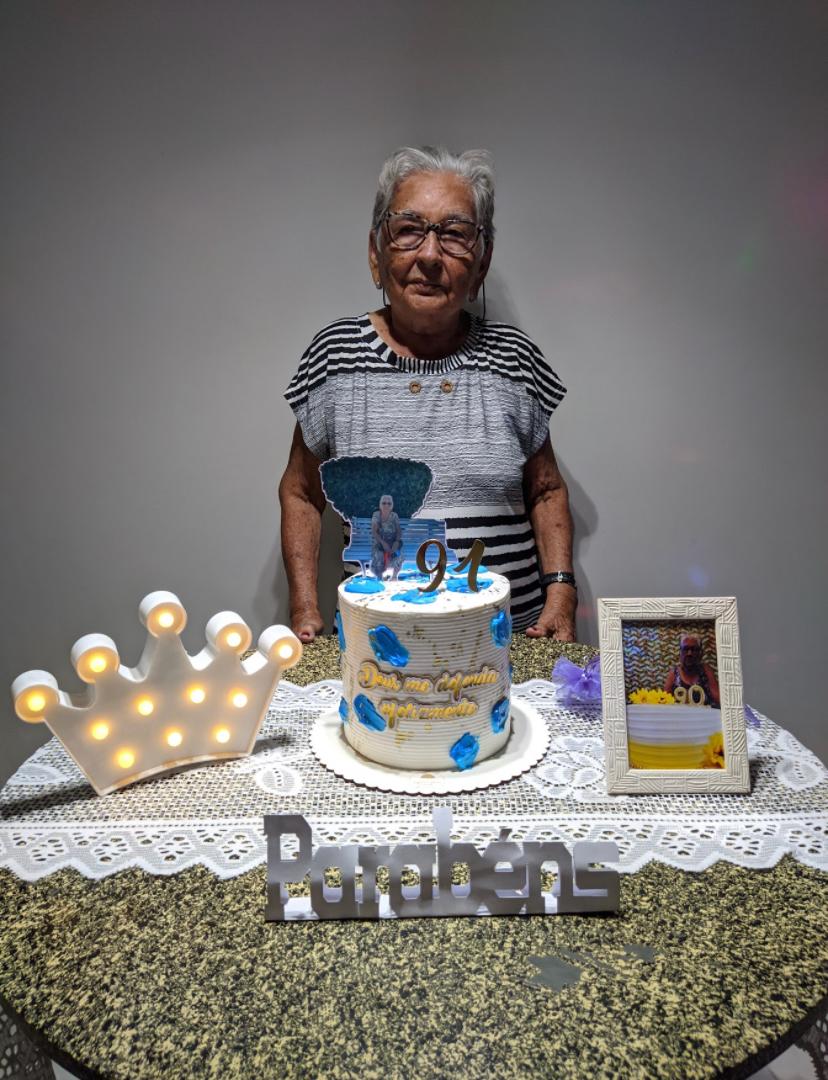 Vovó viraliza na internet ao “edificar” fofoca na vizinhança