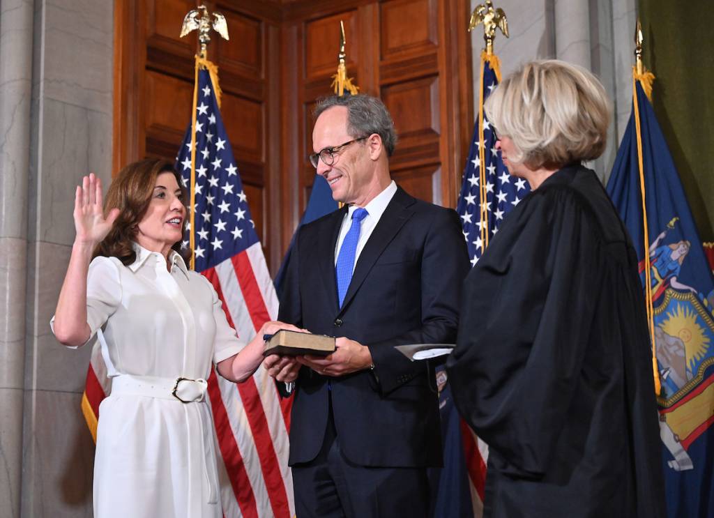 Kathy Hochul assume governo de NY e prioriza mulheres no gabinete