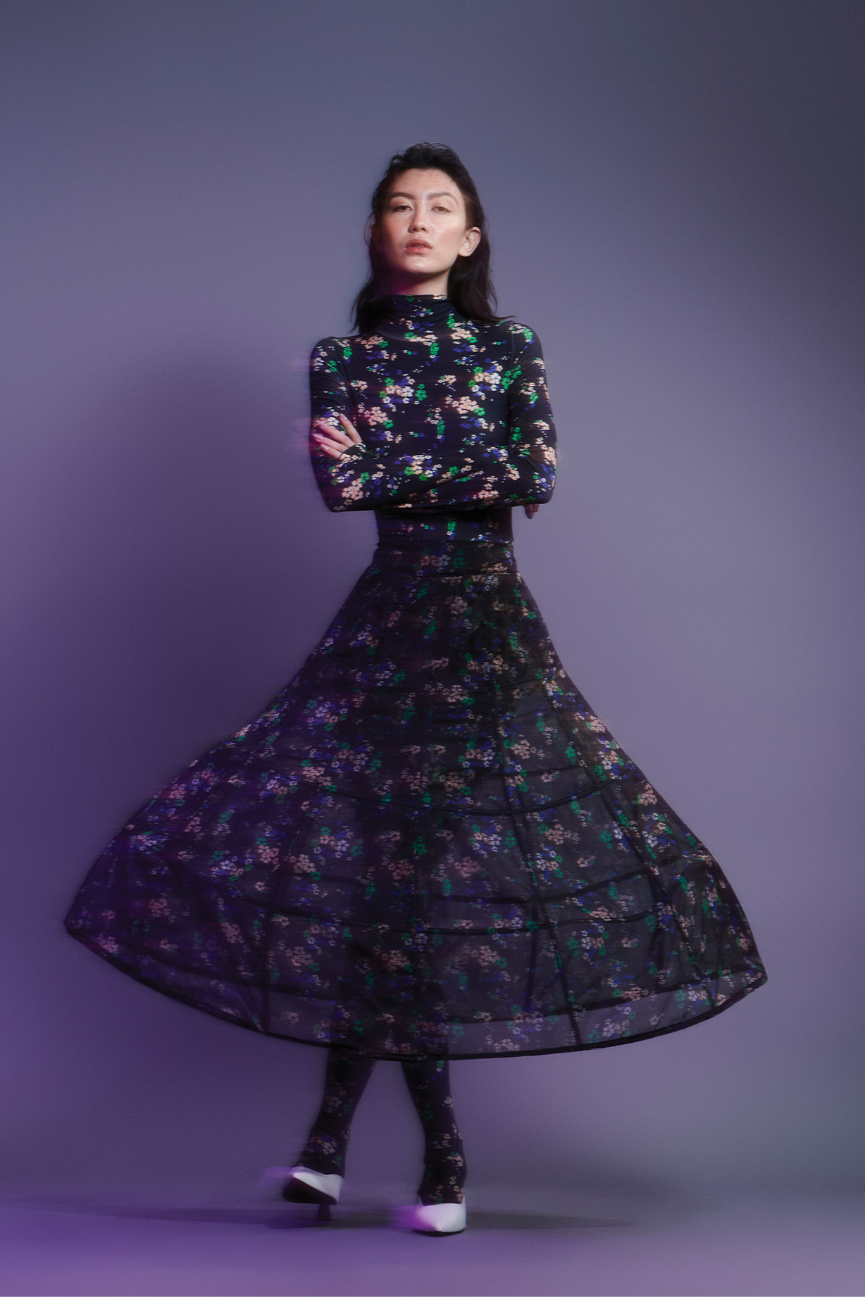 Macac&atilde;o e saia, Weider Silveiro; mules, Amaro; meias, Lupo.