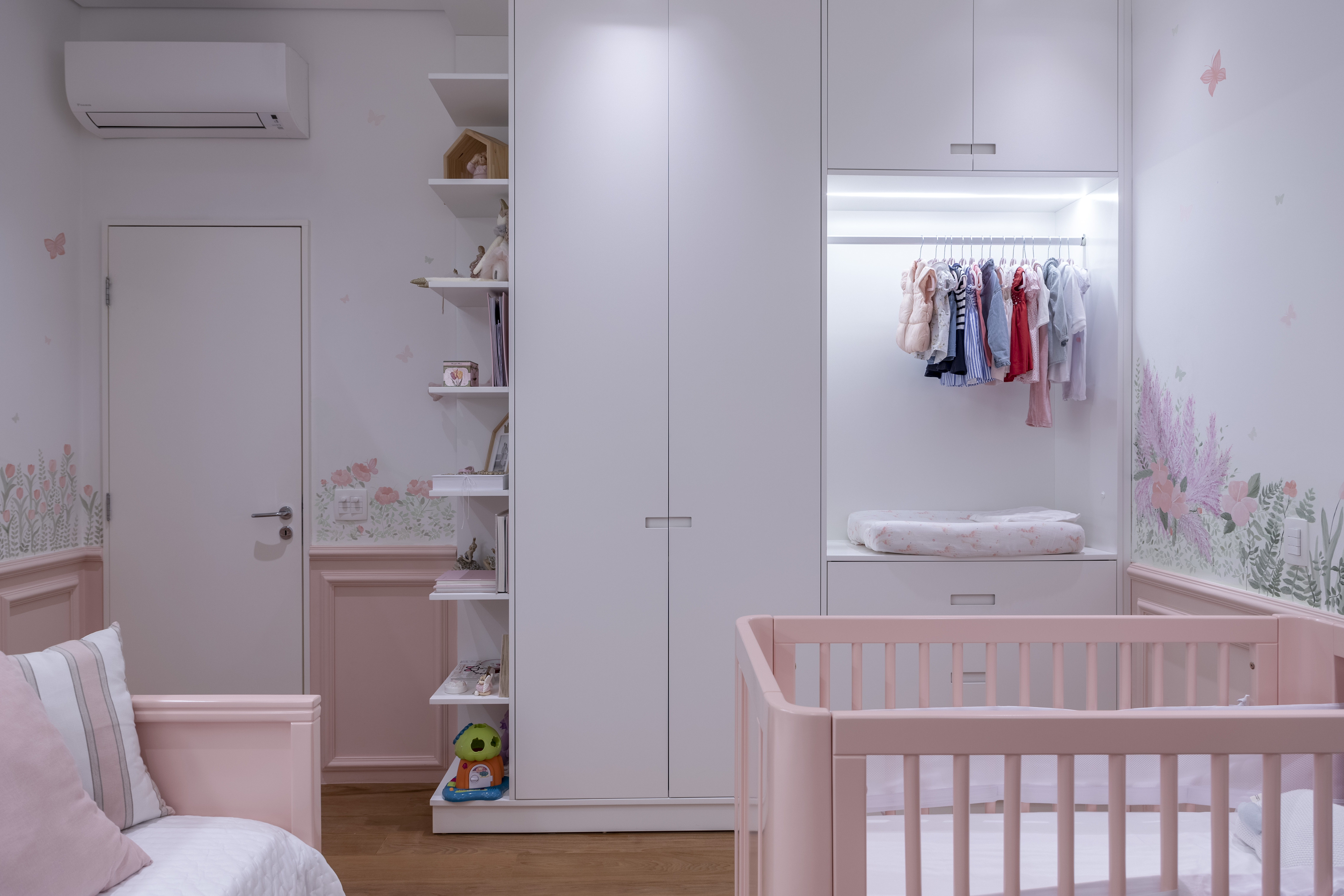 Quarto de beb&ecirc; com m&oacute;veis rosa