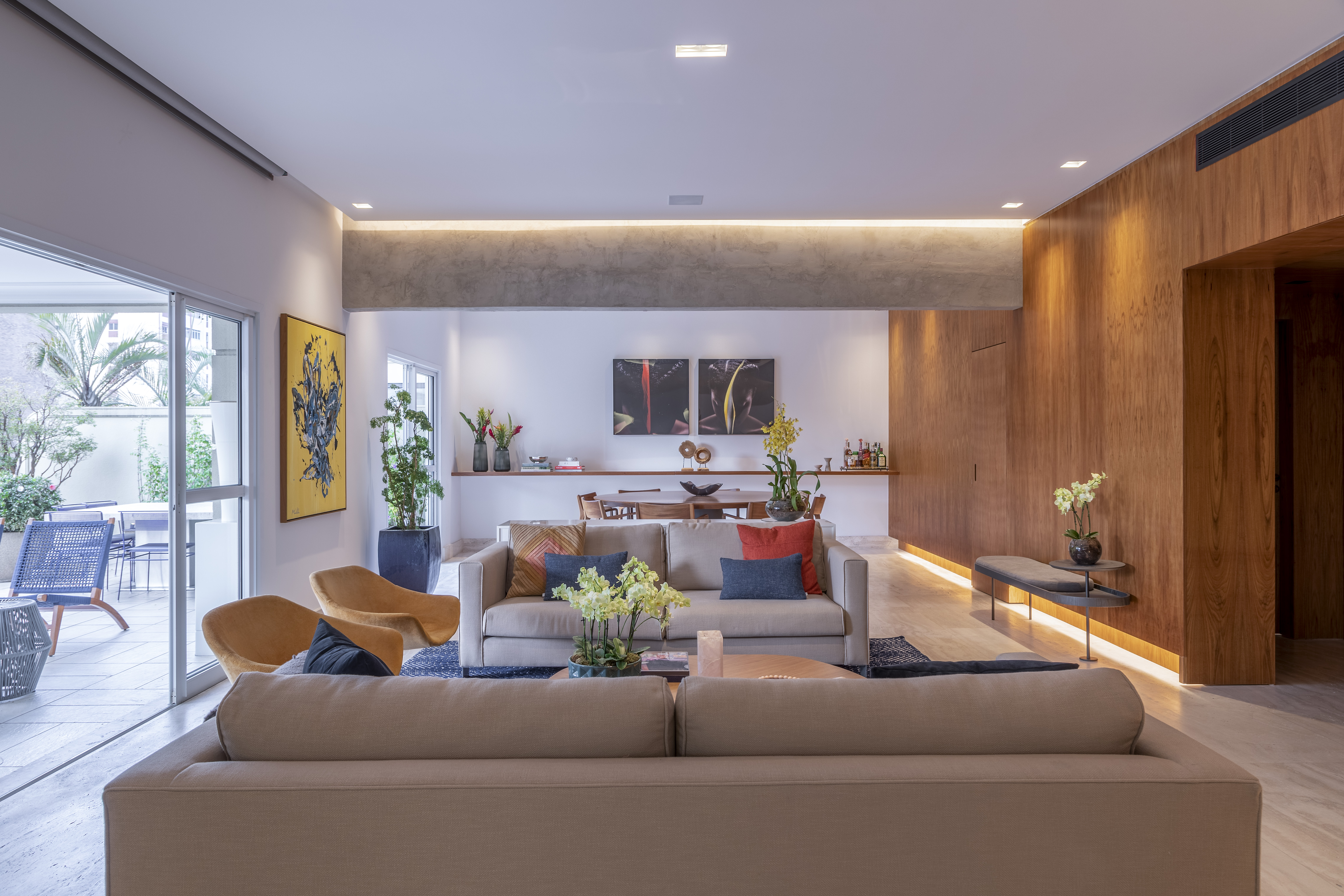 Sala de estar com vigas aparentes