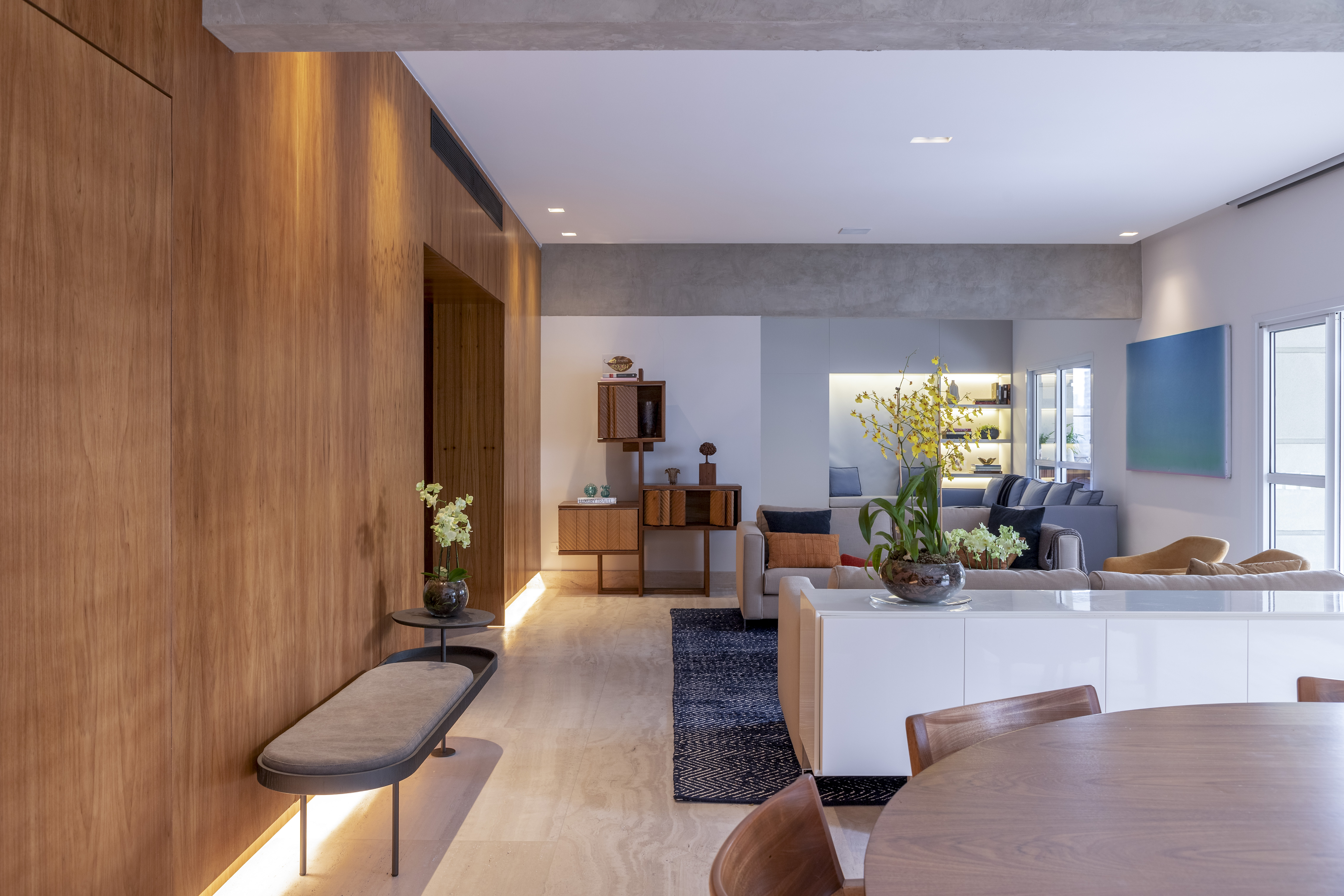 Painel de marcenaria em sala integrada