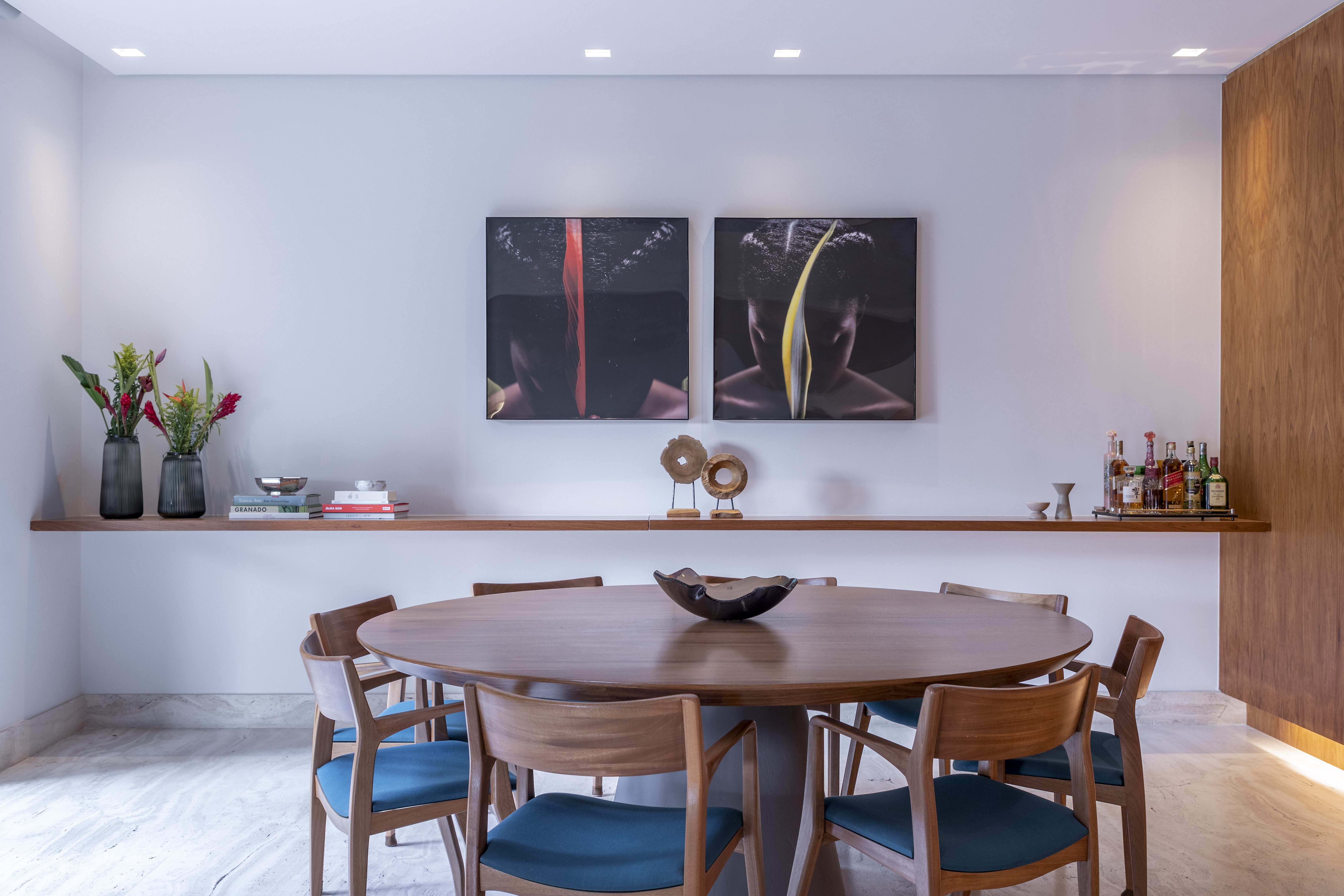 Sala de jantar com mesa redonda