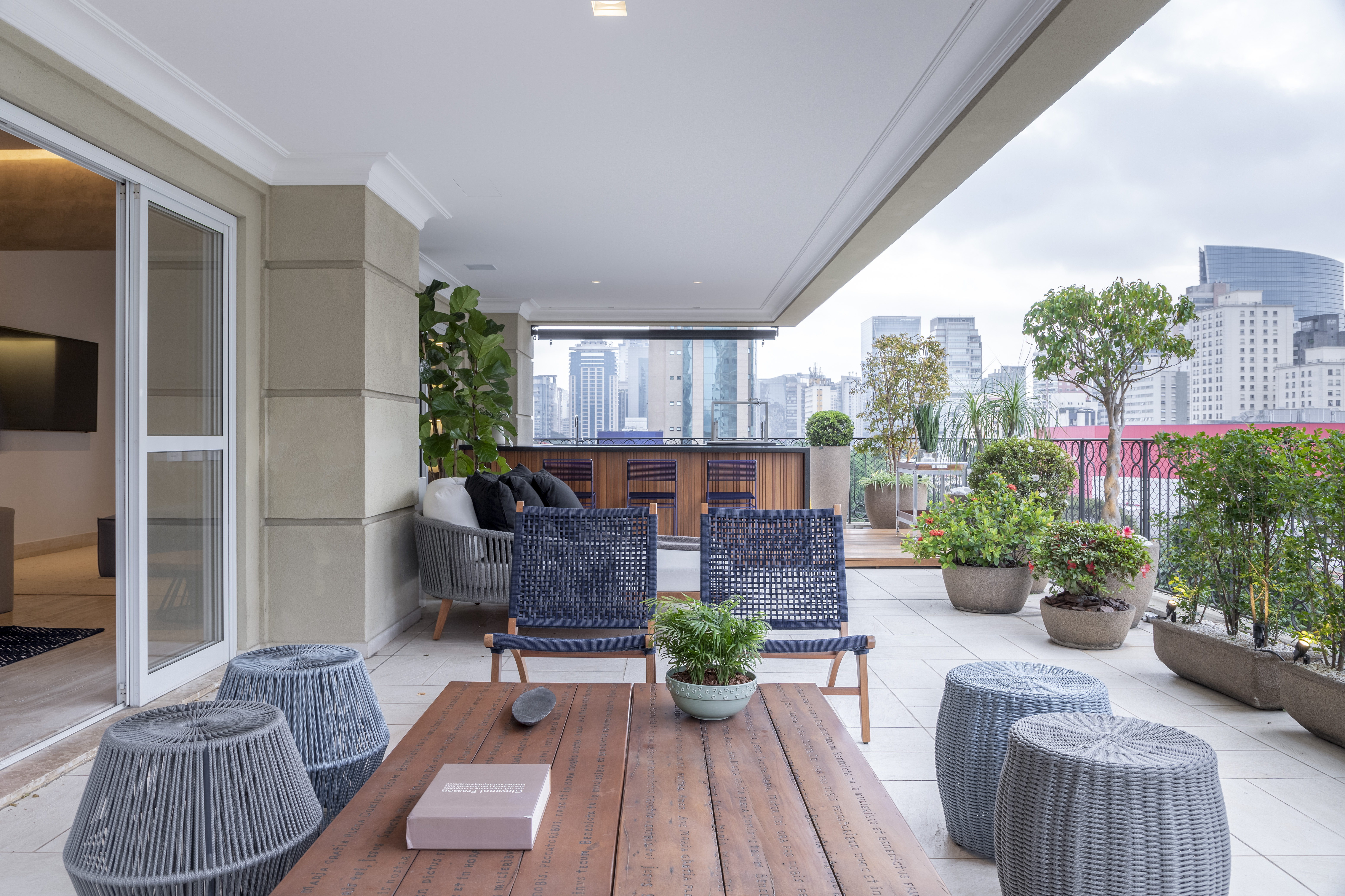 Varanda gourmet com m&oacute;veis e churrasqueira