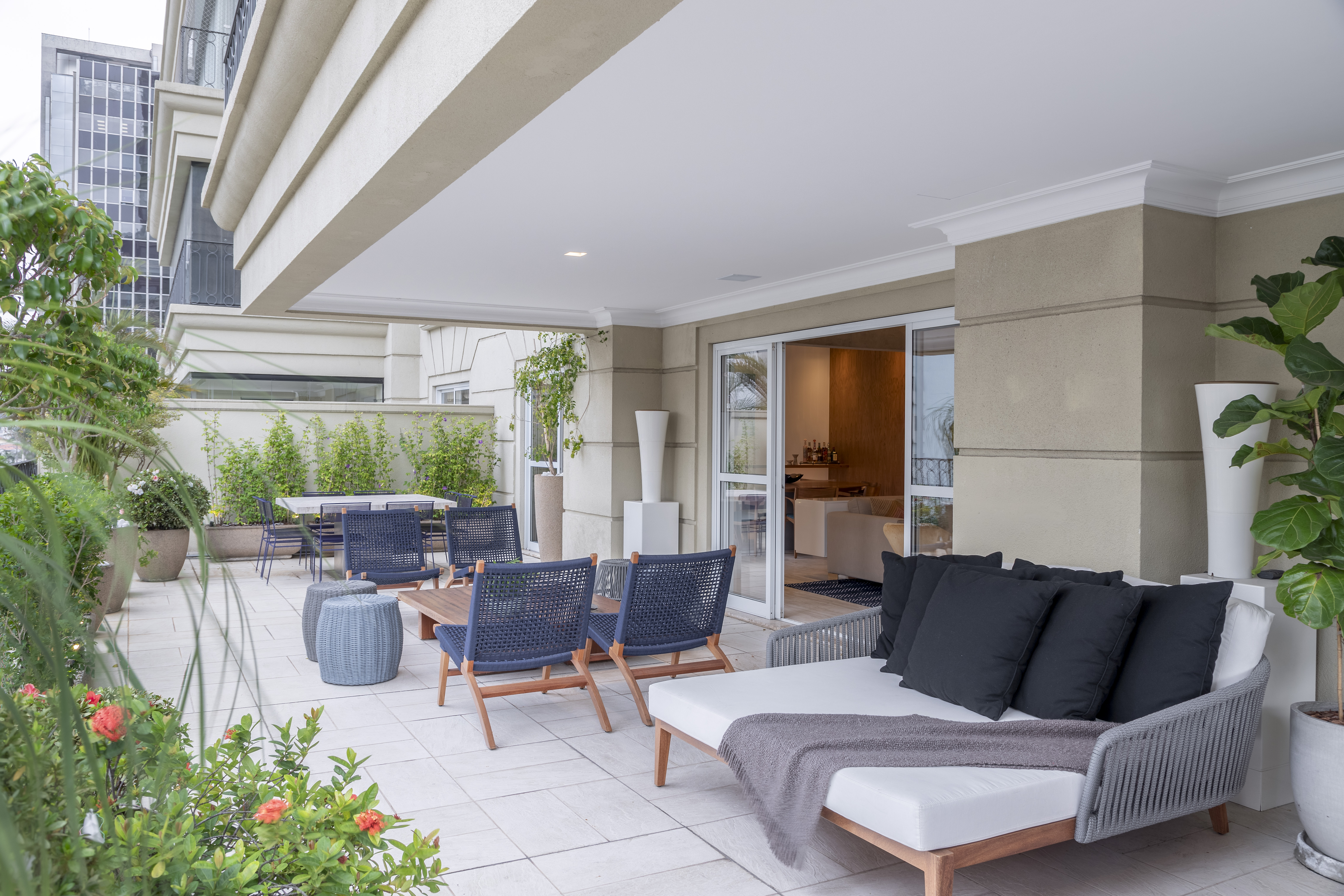 Varanda gourmet com m&oacute;veis azuis