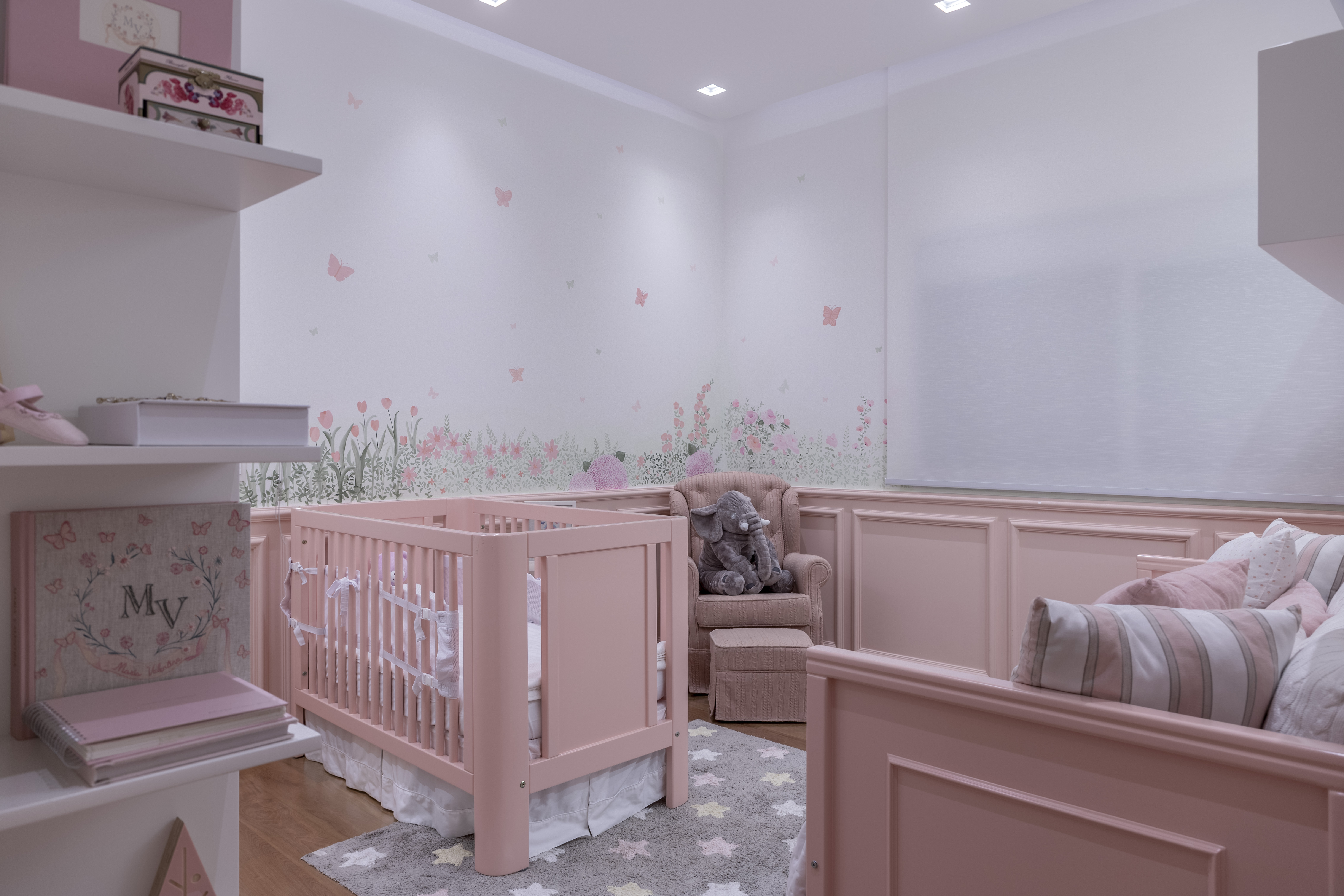 Quarto de beb&ecirc; com m&oacute;veis rosa