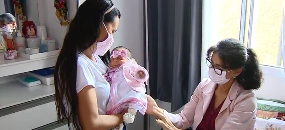 Professora é barriga solidária da própria filha e dá à luz neta