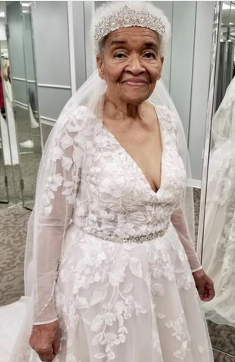 nartga Uma senhora negra de 94 anos vestida de noiva.