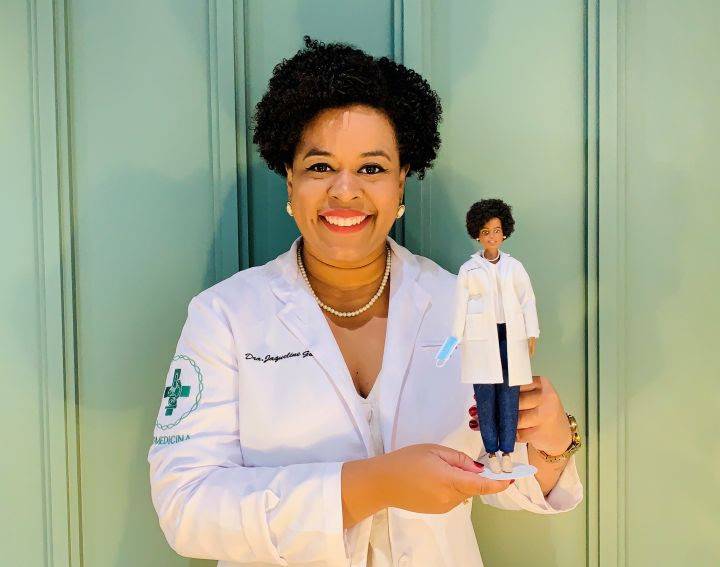Biomédica Jaqueline Góes é Barbie em coleção de profissionais da pandemia