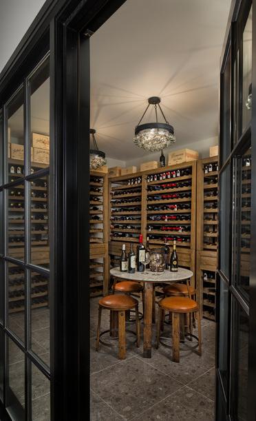 Além de armazenar, a adega climatizada também se tornou um espaço para degustar os vinhos, com uma mesa redonda e quatro banquinhos. Além de armazenar, a adega climatizada também se tornou um espaço para degustar os vinhos, com uma mesa redonda e quatro banquinhos.