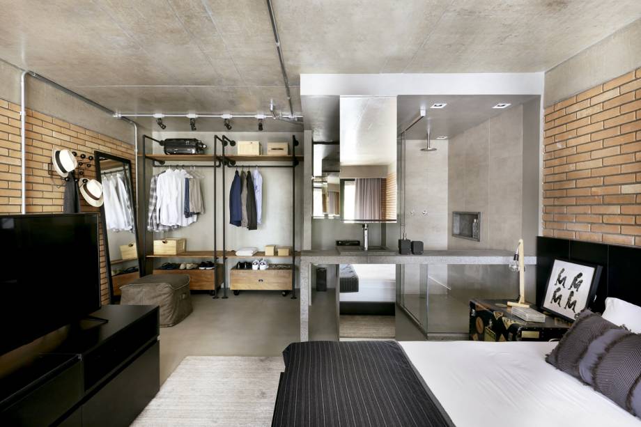 O ba&uacute;, garimpado em lojas de antiguidades, funciona como criado-mudo e armazena a roupa de cama e as toalhas da casa. No closet, totalmente aberto, os m&oacute;veis lembram araras de lojas e foram desenhados por Simone Saccab Viana e Hanna Brancali&atilde;o. Todos os itens de marcenaria e serralheria do projeto foram executados pela Artesanale Marcenaria. Almofadas do Emp&oacute;rio Beraldin, cabideiro da March&eacute; Art de Vie, tapete da Hariz e abajurdo Atelier Industrial. No banheiro, acess&oacute;rios da Vallv&eacute;.