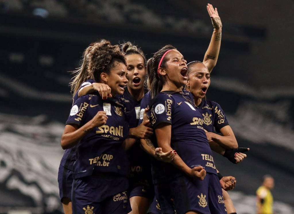 Time feminino do Corinthians ganha menos de 1% do prêmio masculino