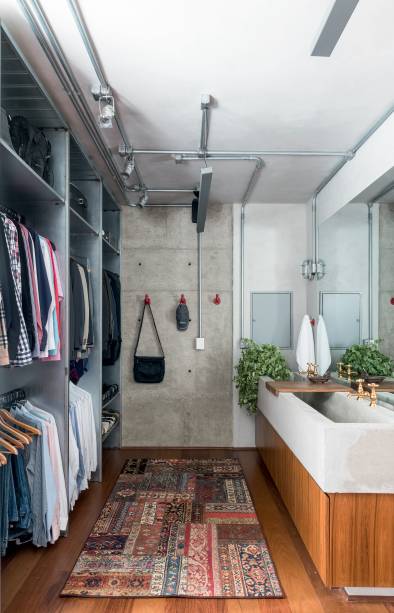 Closet junto ao banheiro , em projeto da arquiteta Eloisa Mar&ccedil;ola.