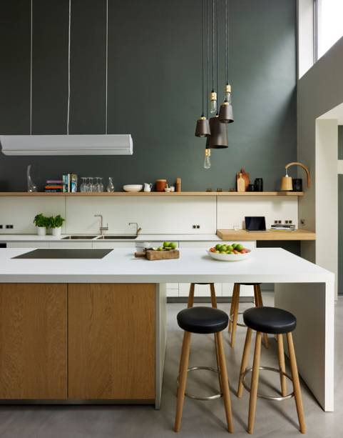 Para usar dois tons, fica a dica: se a cozinha for espa&ccedil;osa e com o p&eacute; direito alto, use o tom escuro na parte de cima e o claro embaixo, mas se a cozinha for pequena, inverta os tons para n&atilde;o se sentir sufocando.
