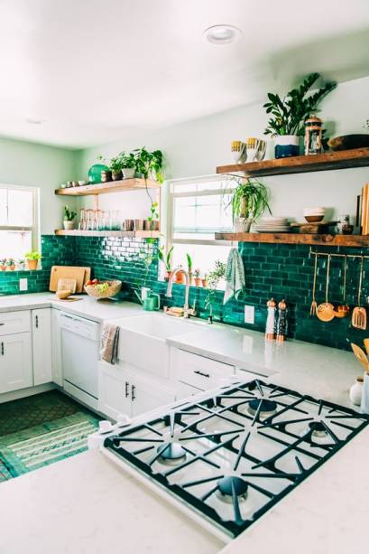 Faixas ladrilhos ou revestimentos podem dar uma repaginada na decora&ccedil;&atilde;o da cozinha sem interferir muito.