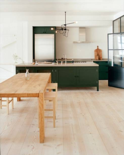 Apesar do design escandinavo optar por tons mais neutros, voc&ecirc; pode contrasta-lo com o verde. N&atilde;o tenha medo de misturar tend&ecirc;ncias!