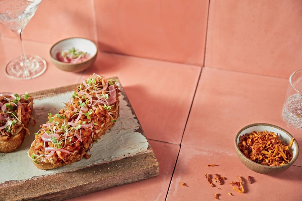 Tostada de carne de jaca e maionese de castanha