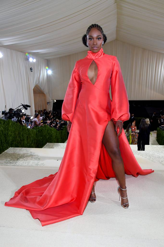 Look com vestido vermelho e manga bufante.