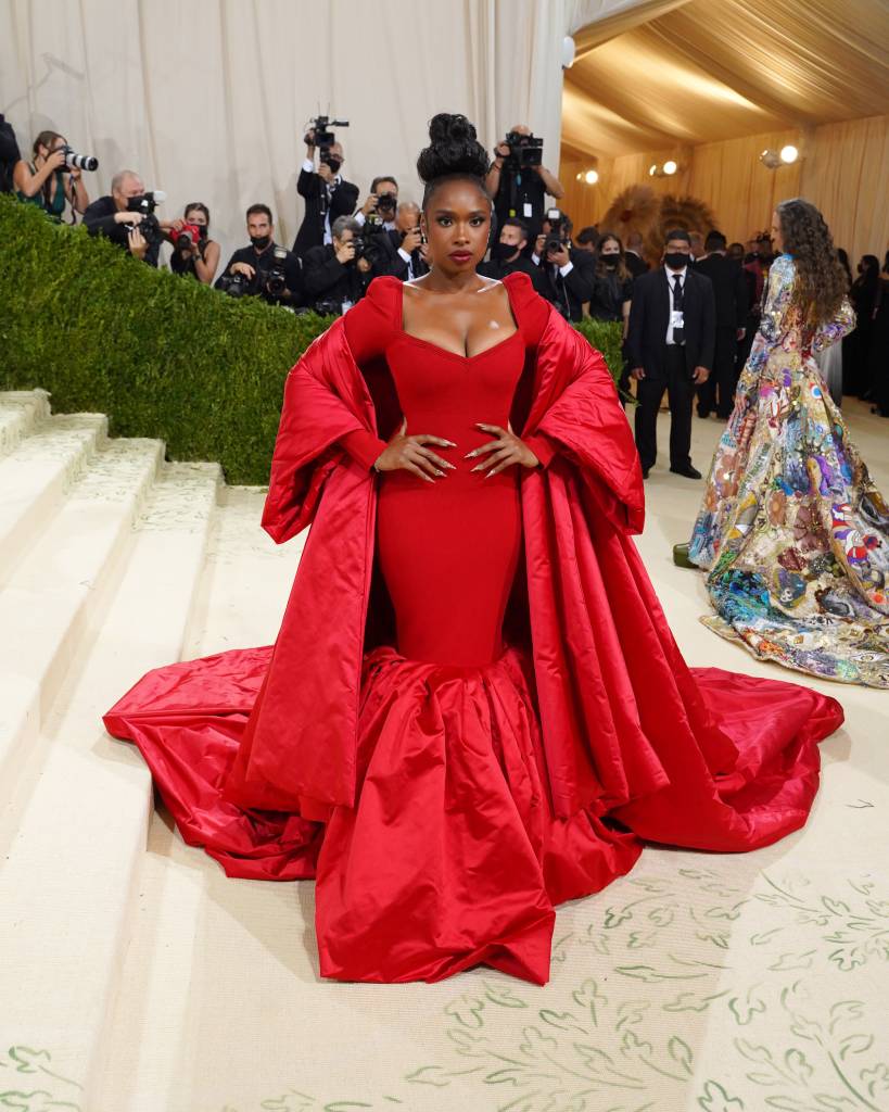 Look volumoso vermelho no Met Gala 2021