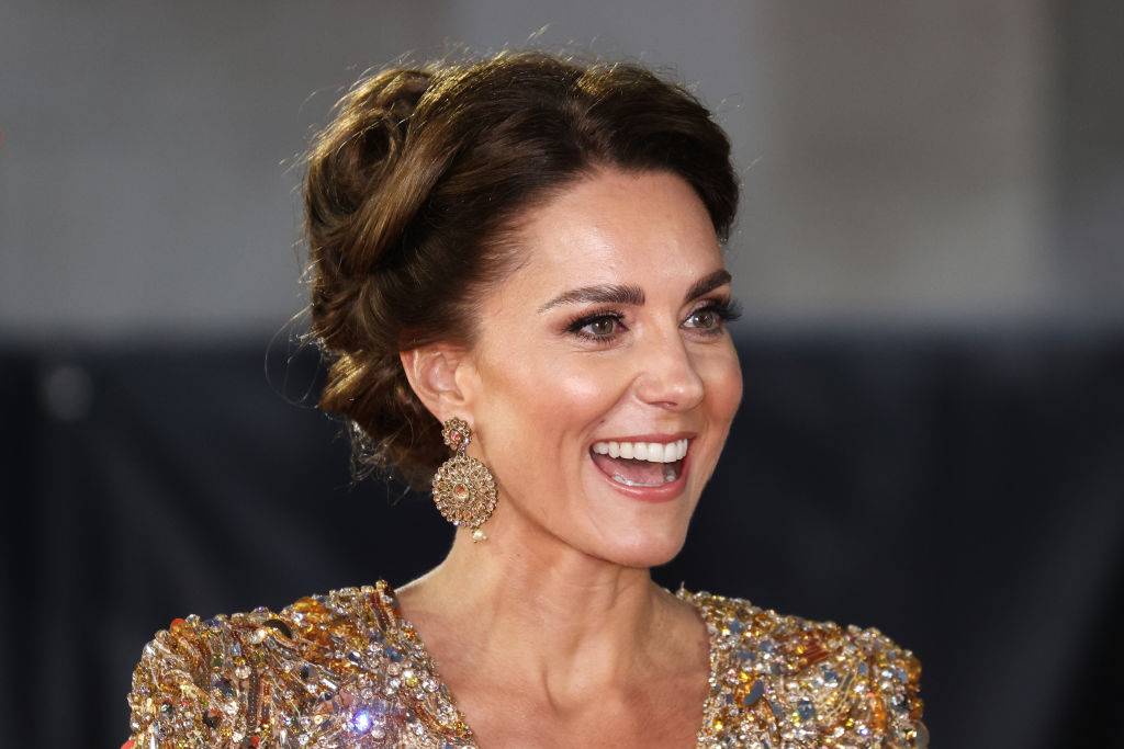 Kate Middleton usa vestido deslumbrante em estreia do filme 007