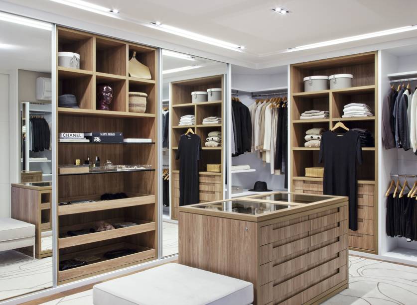 Os tons de madeira s&atilde;o o destaque deste closet. Projeto do escrit&oacute;rio AMFB.