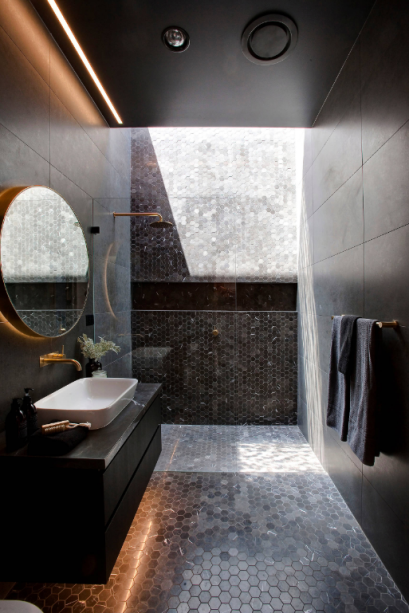 Outra forma de apostar no preto em um banheiro monocrom&aacute;tico &eacute; utilizar materiais com aspectos met&aacute;licos para explorar diferentes texturas