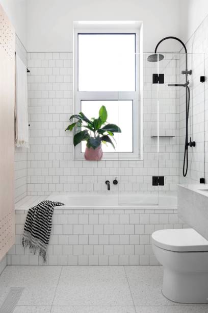 Muitas pessoas temem utilizar o branco no banheiro, mas ele tamb&eacute;m funciona muito bem, principalmente se for combinado com acess&oacute;rios e metais escuros