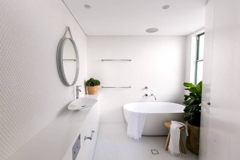 Um banheiro totalmente cinza garante o d&eacute;cor contempor&acirc;neo com a vantagem de uma paleta neutra