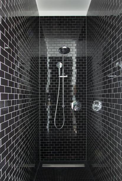 Que tal apostar em um banheiro totalmente preto? O tom escuro ajuda a criar um clima elegante e glamouroso com uma grande vantagem: ele nunca sai de moda!